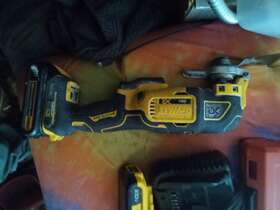 Dcs356 Dewalt Saw 2 20-volt Batteries And Charger Bag Box Of Milwaukee Blade