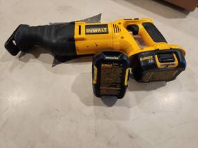 Dw930 Dewalt Dm938 Reciprocating Saw Cordless With 2 Free Batteries Working Good