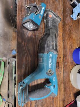 Makita 088381806831 Cordless Reciprocating Saw 18v And Flashlight Tool Only