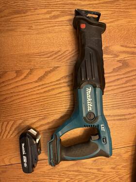 Xjr03 Makita Reciprocating Saw With 1.5 Ah Battery