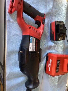 Snap-on Ctrs8b50 18v Saw Batter 4ah And Charger Set Model